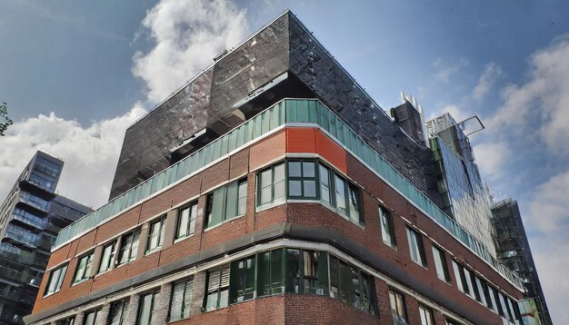 moderne architectuur Bruin gebouw wolkenkrabber tegen de lucht