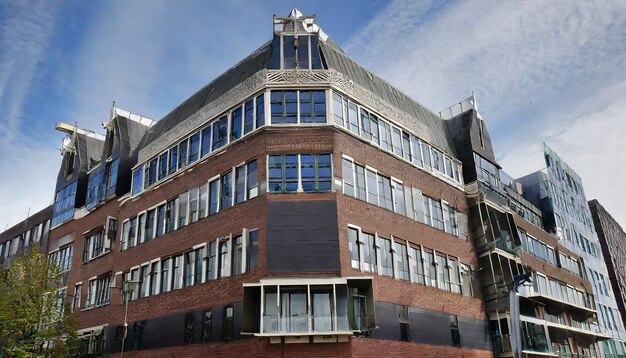 Foto moderne architectuur bruin gebouw wolkenkrabber tegen de lucht