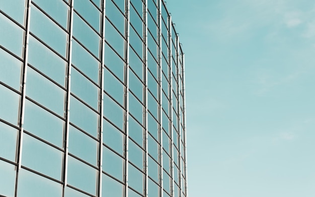 Moderne architectuur glazen gebouw buitenkant tegen blauwe hemel op zonnige dag close-up