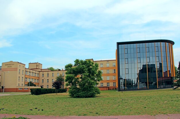 Moderne architectuur in Lodz Gebouw met donkere glazen ramen Kantoorgebouw