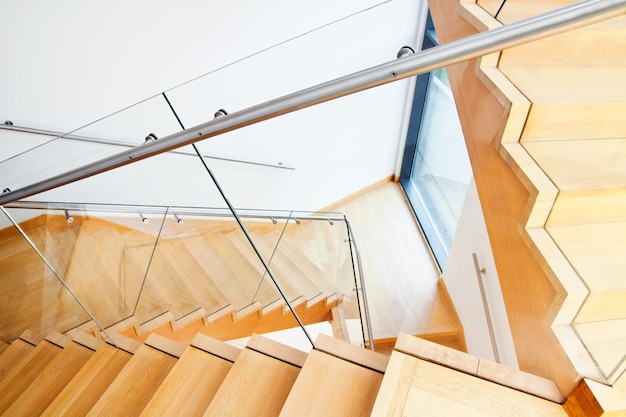 Moderne architectuur interieur met houten trappen