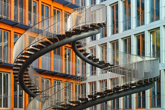 Moderne architectuur van de stad. Eindeloze trappen in München