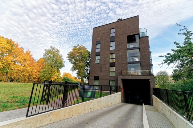 Moderne architectuur van garage en woningbouw. En buitenfaciliteiten.