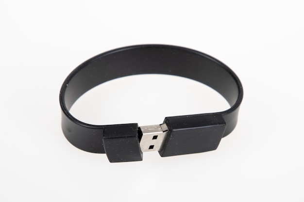 Moderne armlet key USB Flash drive zwart als armband op witte achtergrond