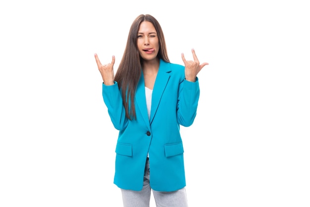 Moderne authentieke stijlvolle jonge brunette zakenvrouw in een blauw jasje op een witte achtergrond met