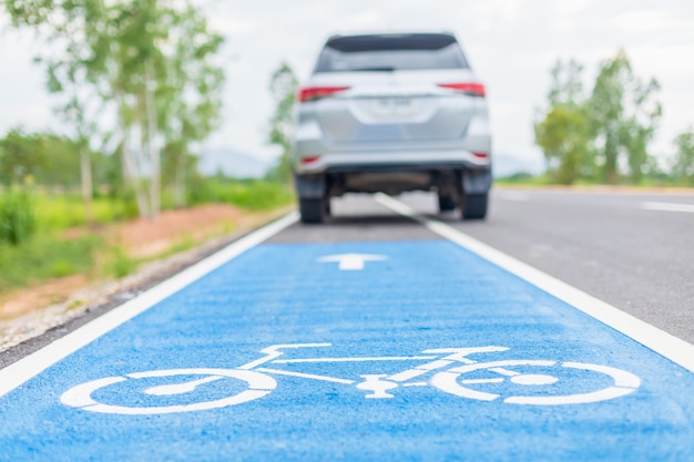 Moderne auto die op wit fietsteken loopt