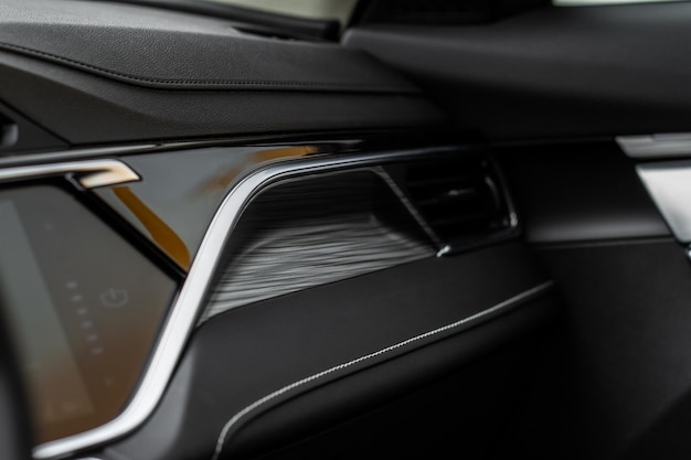 Moderne auto-interieur close-up met metalen en kunststof details. Interieurdetails.