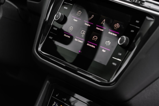 Moderne auto media display in het interieur van de auto Touchscreen monitor op het dashboard van de moderne auto Vertaling quotTelefoon Navigatie Radio Apparaten Apps Carquot