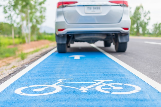 Moderne auto op wit fietsteken