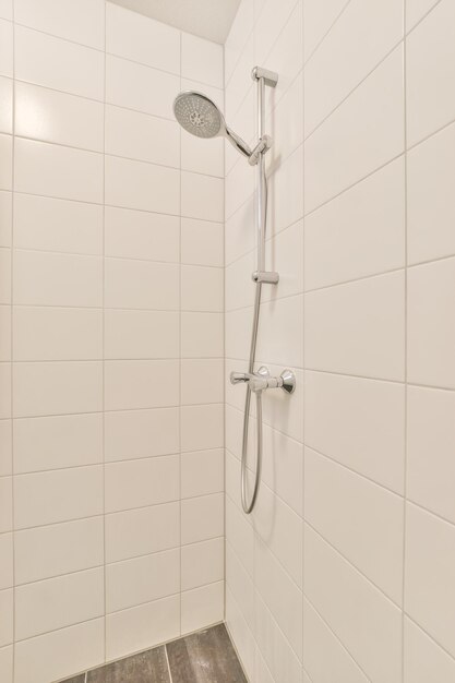Moderne badkamer douche met witte tegels