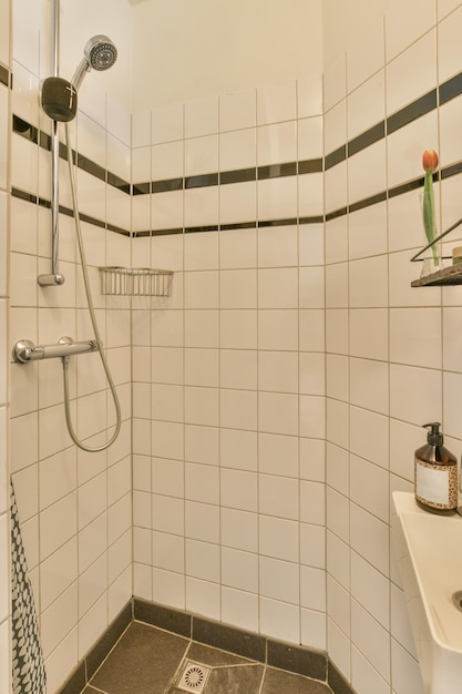 Moderne badkamer met douche en toilet