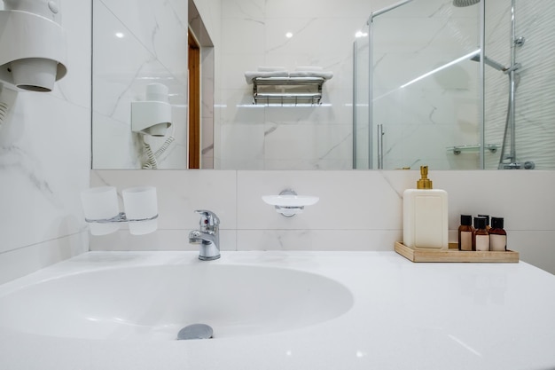 Moderne badkamer met douche en toilet