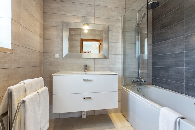 Moderne badkamer met douche en wastafel voor hygiëne.