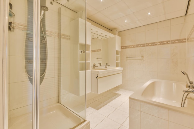 Moderne badkamer met douche en wastafel