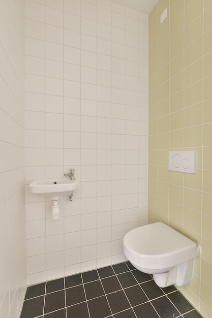 Moderne badkamer met douche tiolet wastafel