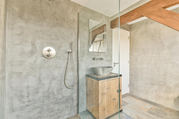 Moderne badkamer met douche wastafel en toilet