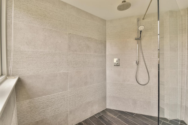 Moderne badkamer met douche wastafel en toilet