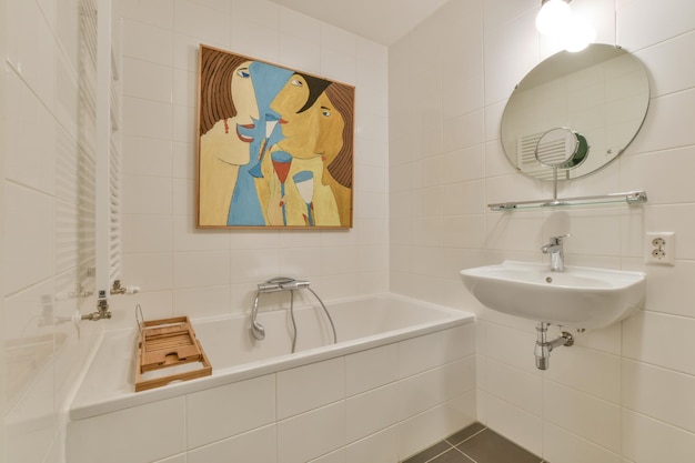 Moderne badkamer met ligbad, toilet en wastafel