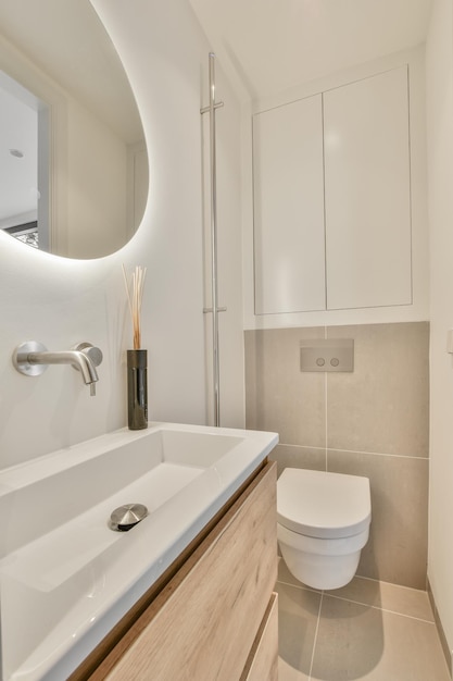 Moderne badkamer met toilet en wastafel