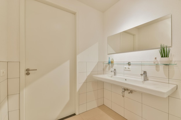 Moderne badkamer met toilet en wastafel