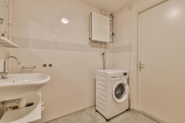 Moderne badkamer met toilet en wastafel