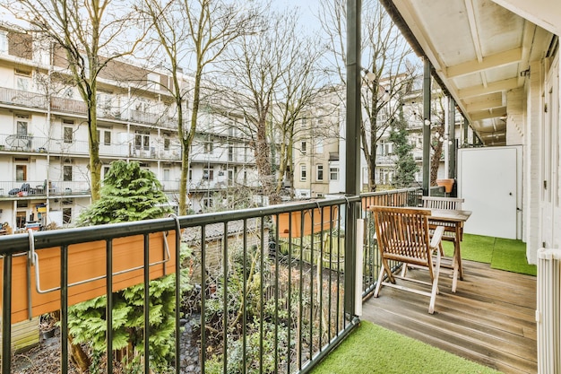 Moderne balkon design salontafel groene planten en glazen balustrades