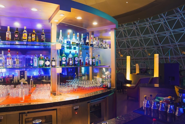 Moderne barinterieur met gebogen toonbank en blauwe verlichting in Shanghai
