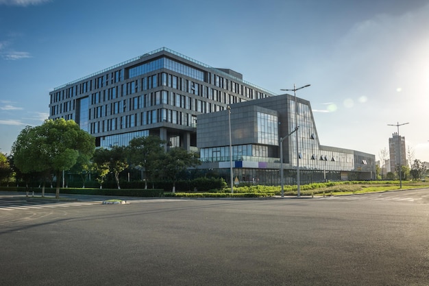 Moderne bedrijfsgebouw overdag