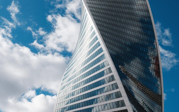 Moderne bedrijfsgebouwen tegen blauwe wolkenhemel