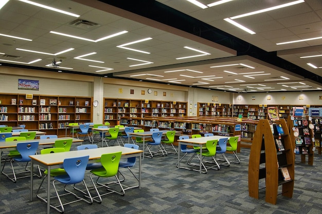 Foto moderne bibliotheekinterieur met kleurrijke meubels en boekenplanken op ooghoogte