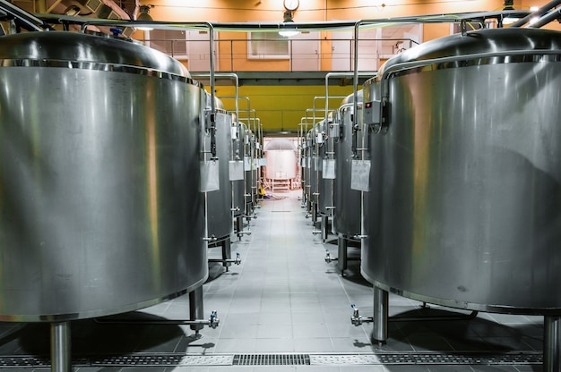 Moderne bierfabriek. Rijen stalen tanks voor de opslag en fermentatie van bier.