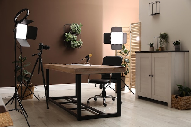 Moderne blogger39s-werkplek met professionele apparatuur in de kamer