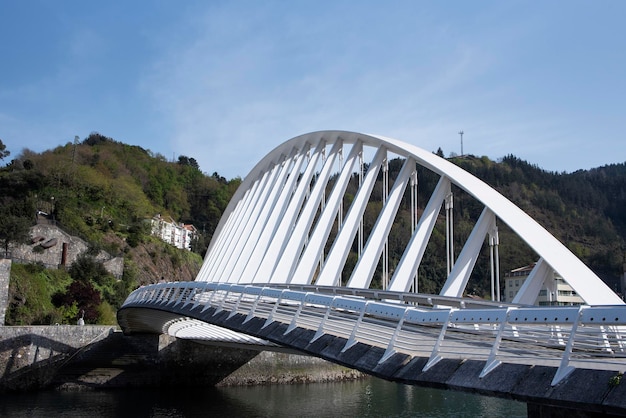 Moderne brug in de Spaanse stad ondarroa