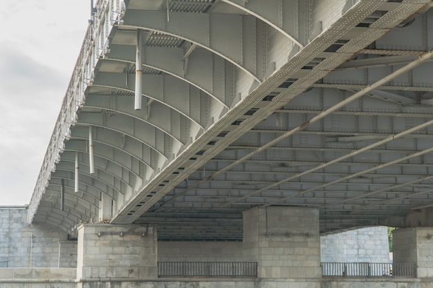 Moderne brug van gewapend beton, onderaanzicht