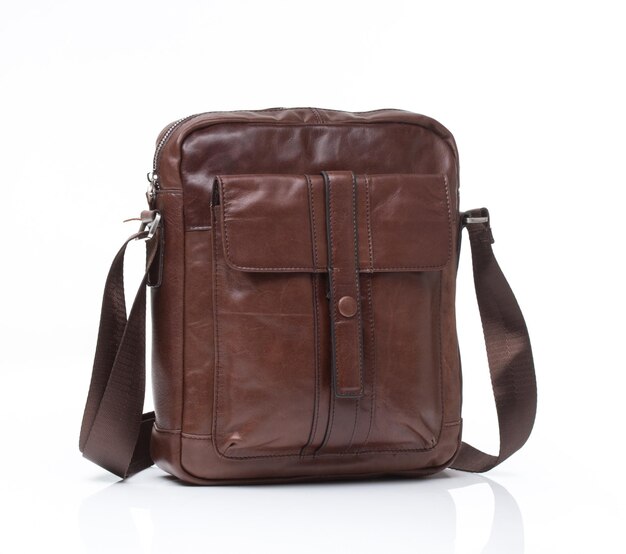 Moderne bruine lederen mannen casual of zakelijke messenger case geïsoleerd op een witte achtergrond