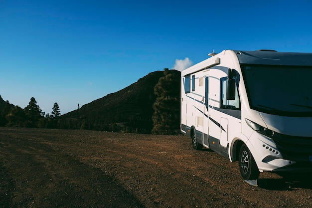 Moderne camper camper geparkeerd in de natuur met uitzicht op de lucht Concept van mensen en reizen voertuig vakantie Avontuur vanlife levensstijl en nomadisch leven Zomer camping vakantie