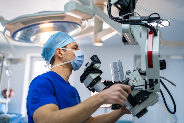 Moderne chirurgische behandeling in het ziekenhuis Operatieproces door professionele chirurgiespecialisten