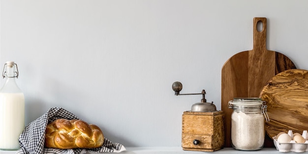 Moderne compositie op het keukeninterieur met snijplank voor groenten, voedsel, kruiden, keukenaccessoires en kopieerruimte op de plank.