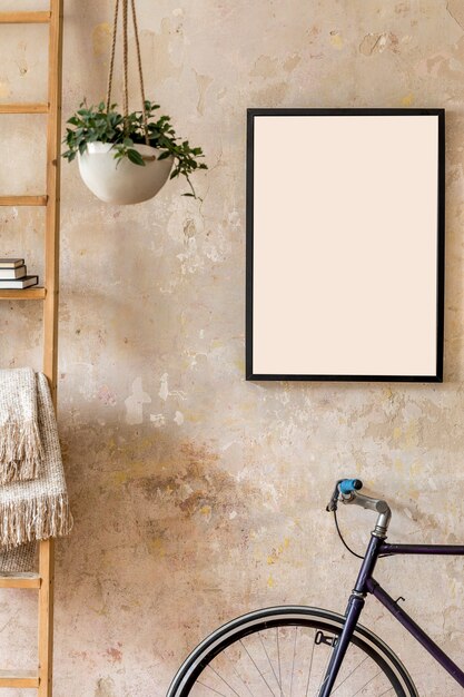 Moderne compositie van woonkamer interieur met zwarte mock up posterframe, fiets, ladder en elegante persoonlijke accessoires. Stijlvolle woondecoratie. Grungemuur. Wabi sabi. Sjabloon.