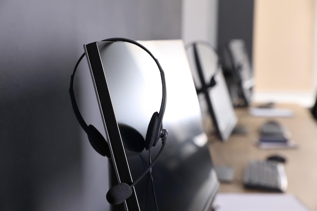 Foto moderne computer met headset op kantoor hotline-service