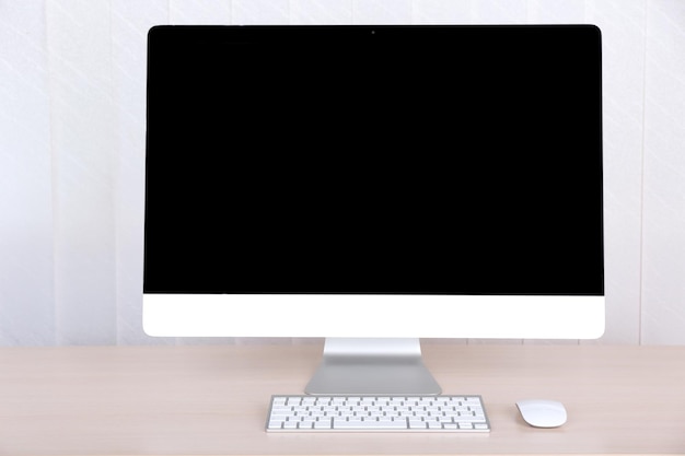 Moderne computer op houten tafel