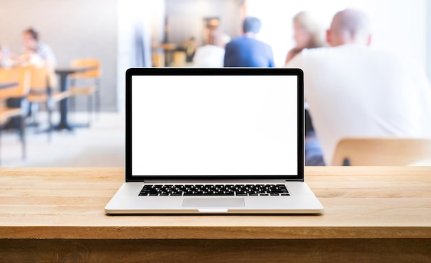 Moderne computerlaptop met leeg scherm op tafel met wazige klasachtergrond