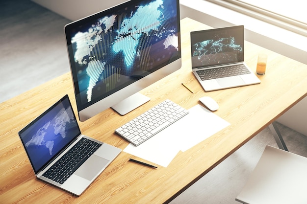 Moderne computermonitor met abstracte digitale wereldkaart onderzoek en strategie concept 3D-rendering