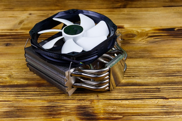 Moderne CPU-koeler op een houten bureau