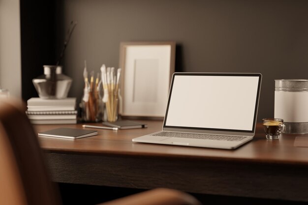 Moderne creatieve bureauwerkruimte met laptop-schildergereedschap en decor op houten tafel