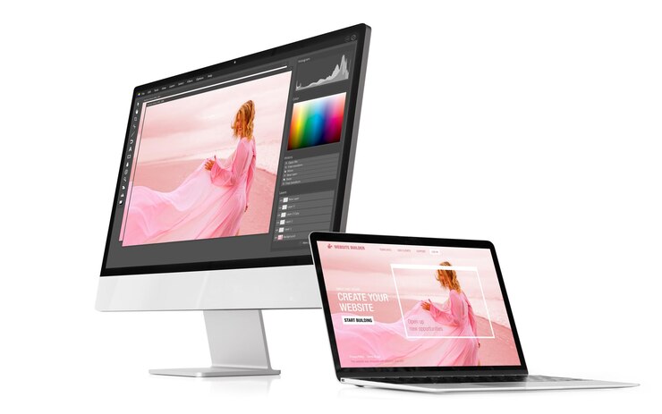 Foto moderne desktop- en laptopcomputers met voorbeeldsoftware-interfaces op het scherm geïsoleerd op wit