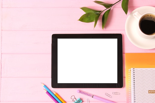 Moderne digitale tablet en schoolbenodigdheden op een gekleurd bovenaanzicht als achtergrond