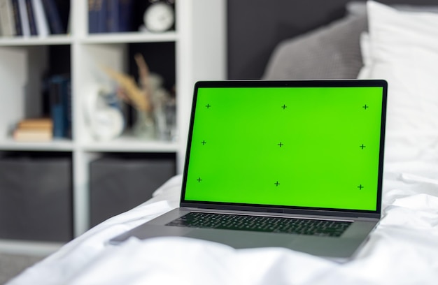 Moderne draadloze laptop met groen leeg