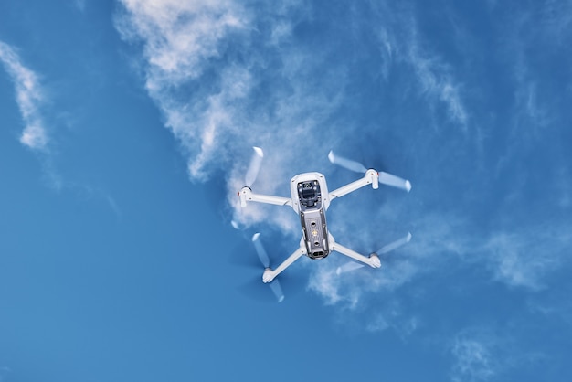 Moderne drone met camera in de lucht die quadcopter vliegt