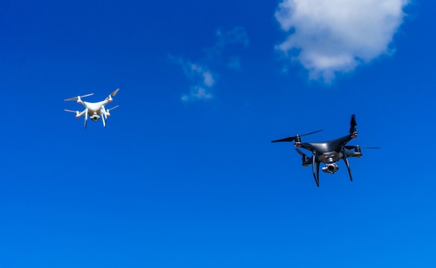 Moderne drones die boven de stad vliegen